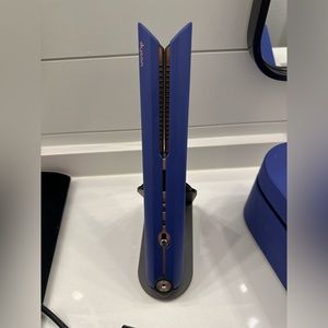 Special Edition Corrale™ Hair
Straightener used once! This is a steal of a deal